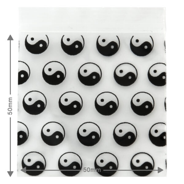 Kleine ziplock zakjes met Yin Yang print, ook wietzakjes genoemd hebben een afmeting van 5x5cm