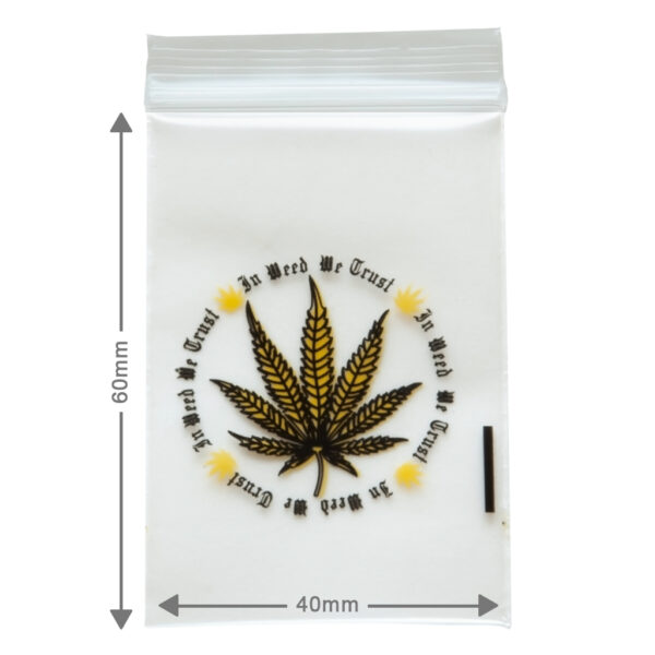 Kleine gripzakjes met In Weed We Trust print, ook ziplock zakjes genoemd hebben een afmeting van 4x6cm