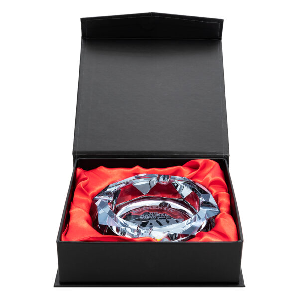Een luxe kristal glazen asbak van RAW in een mooie geschenkverpakking