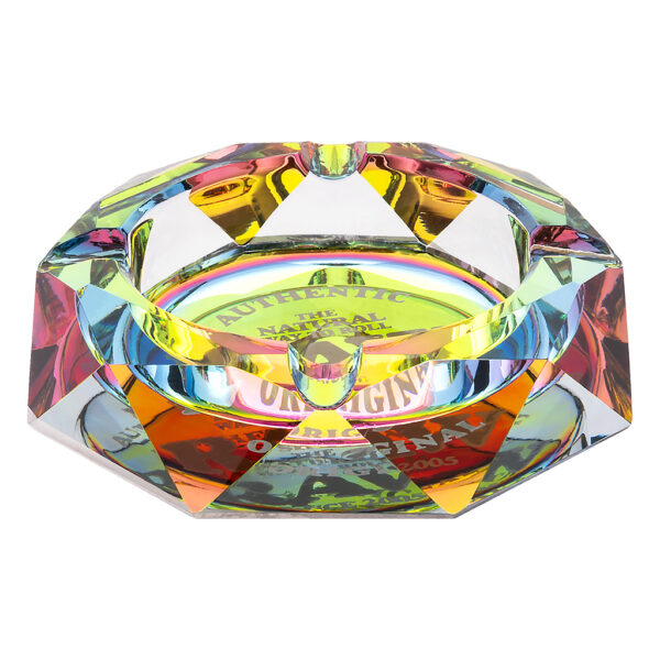 De grote asbak van kristal glas in regenboog kleuren van RAW is een stijlvolle, glazen asbak voor iedere gelegenheid.