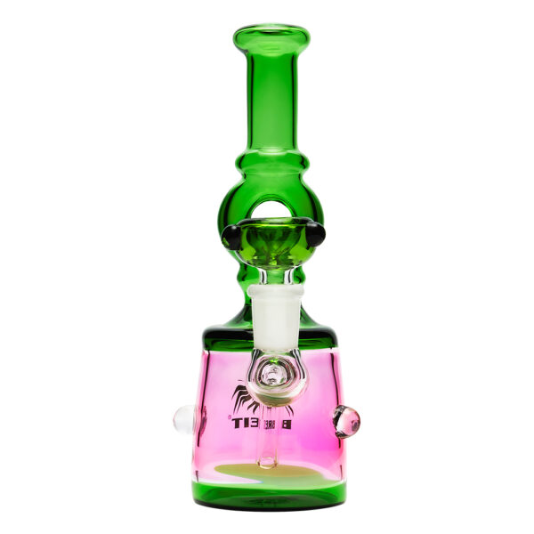 Kleine waterpijp van glas groen roze voor het roken van kruiden, wiet en hasj